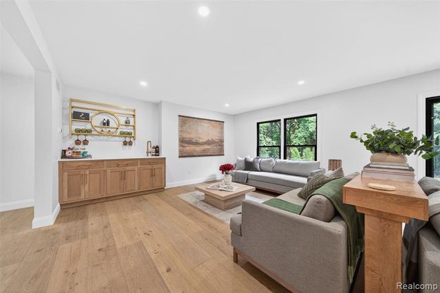 1366 Conge Drive, Bloomfield Hills, MI 48304