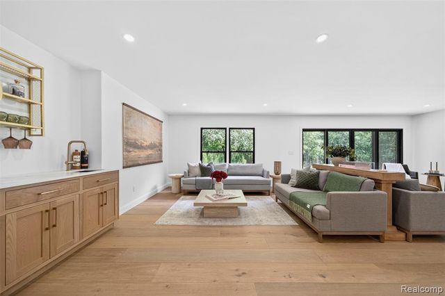 1366 Conge Drive, Bloomfield Hills, MI 48304