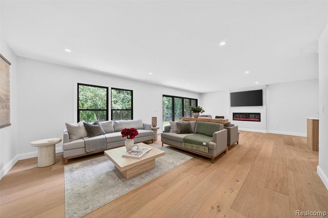 1366 Conge Drive, Bloomfield Hills, MI 48304