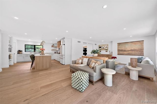 1366 Conge Drive, Bloomfield Hills, MI 48304