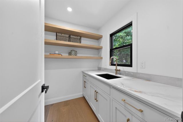 1366 Conge Drive, Bloomfield Hills, MI 48304