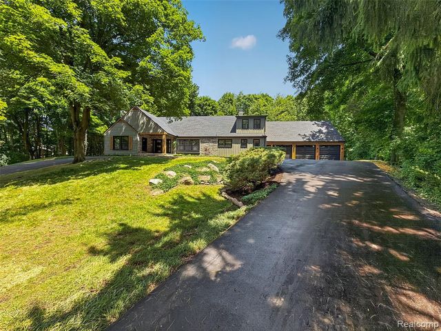 1366 Conge Drive, Bloomfield Hills, MI 48304