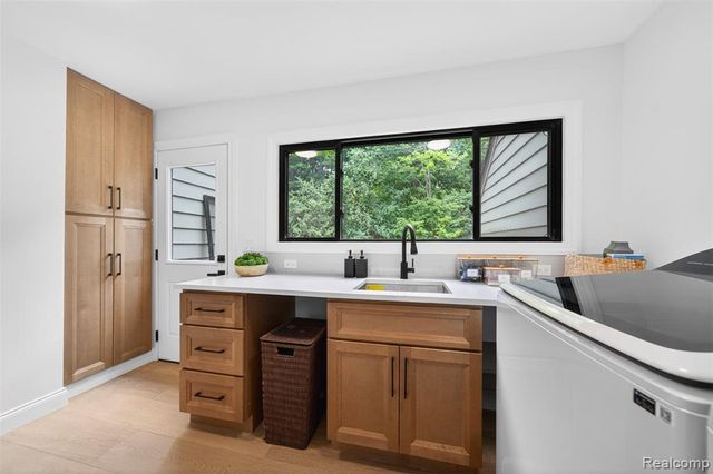 1366 Conge Drive, Bloomfield Hills, MI 48304