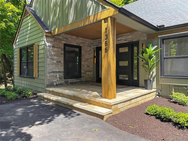 1366 Conge Drive, Bloomfield Hills, MI 48304