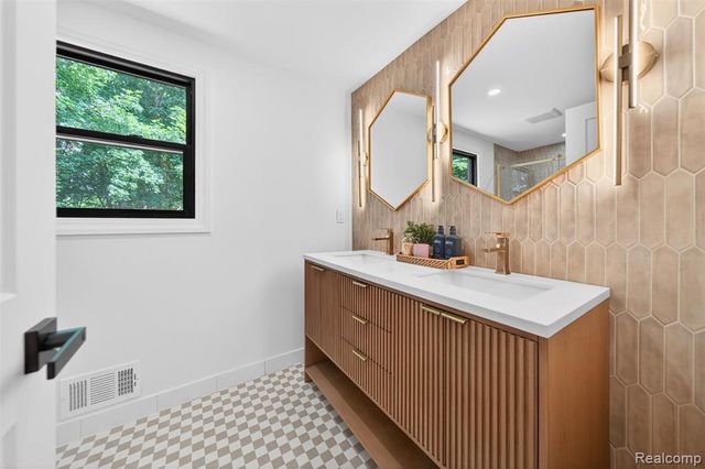 1366 Conge Drive, Bloomfield Hills, MI 48304