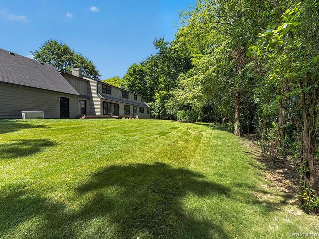 1366 Conge Drive, Bloomfield Hills, MI 48304