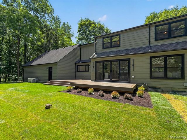 1366 Conge Drive, Bloomfield Hills, MI 48304