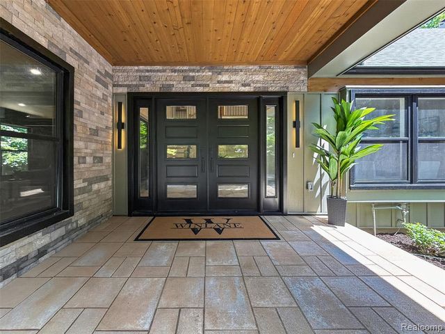 1366 Conge Drive, Bloomfield Hills, MI 48304