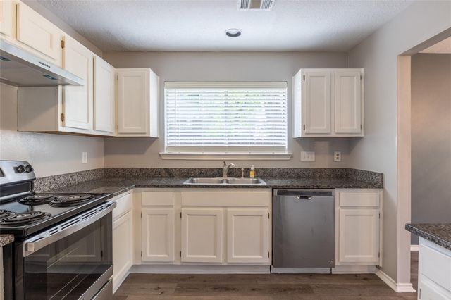 76 Hickory Oak Drive, The Woodlands, TX 77381