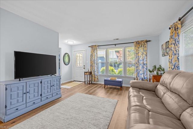 14 Huguenot RD, Newport News, VA 23606