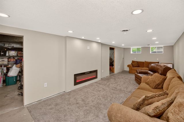 700 46th Place, West Des Moines, IA 50265