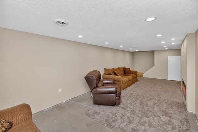700 46th Place, West Des Moines, IA 50265