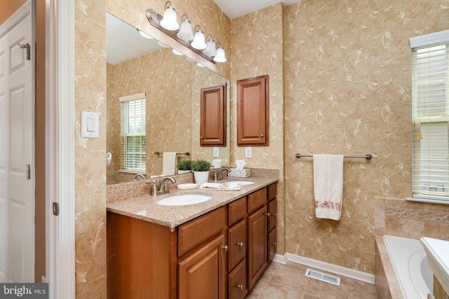 27 APPLEGATE DR, Florence, NJ 08518