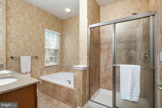 27 APPLEGATE DR, Florence, NJ 08518