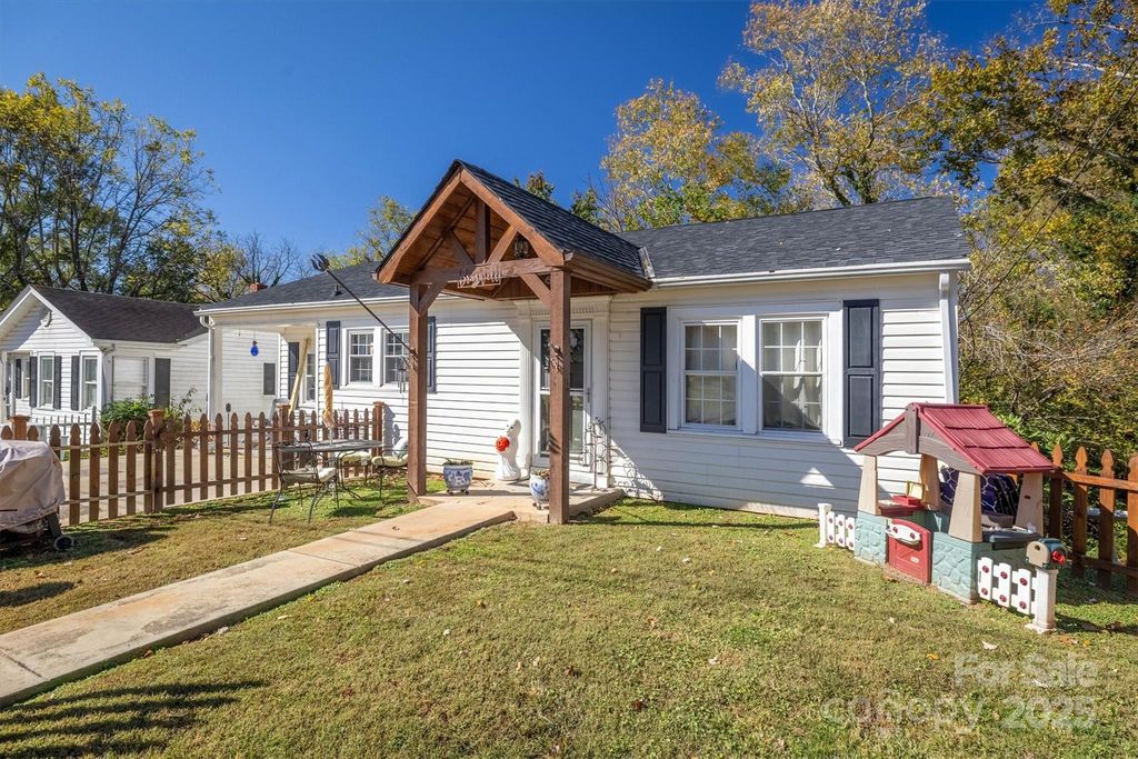 416 Edgewood Drive SW, Lenoir, NC 28645
