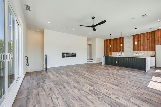 2247 Mail Avenue 102, Dallas, TX 75235