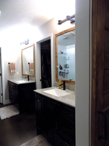 805 LOCKPORT DR, Centralia, MO 65240