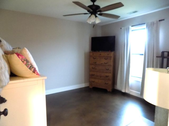 805 LOCKPORT DR, Centralia, MO 65240