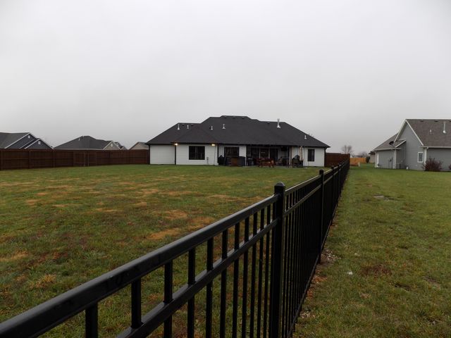 805 LOCKPORT DR, Centralia, MO 65240