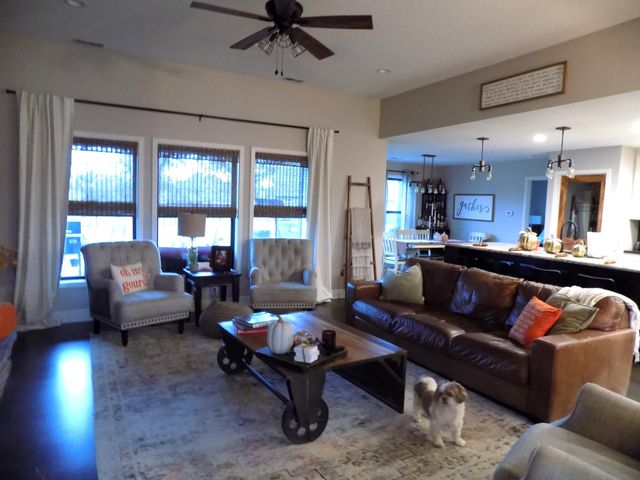 805 LOCKPORT DR, Centralia, MO 65240