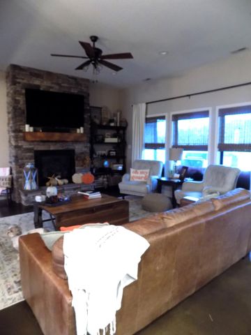 805 LOCKPORT DR, Centralia, MO 65240