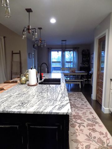 805 LOCKPORT DR, Centralia, MO 65240