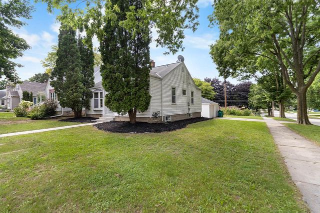 W63N399 Hillcrest AVENUE, Cedarburg, WI 53012