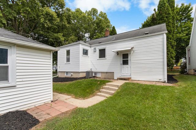 W63N399 Hillcrest AVENUE, Cedarburg, WI 53012