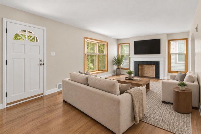 W63N399 Hillcrest AVENUE, Cedarburg, WI 53012