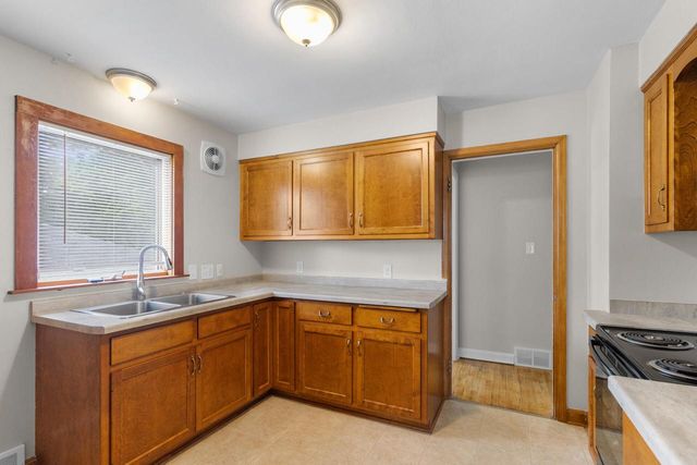 W63N399 Hillcrest AVENUE, Cedarburg, WI 53012