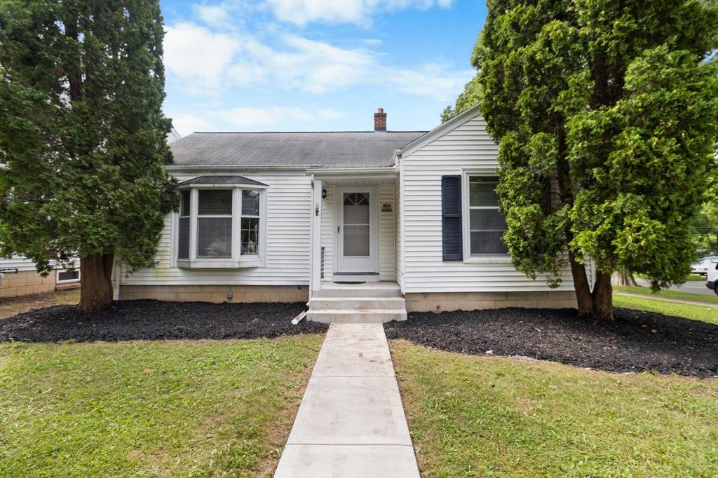 W63N399 Hillcrest AVENUE, Cedarburg, WI 53012