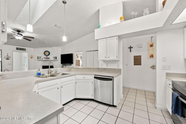1712 BRISTLECONE PINE Place, Jacksonville, FL 32225