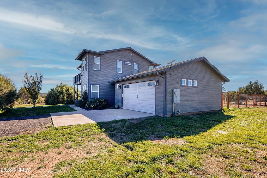 Image 2 of property listing at 1898 Rocky Lane, Show Low, AZ 85901