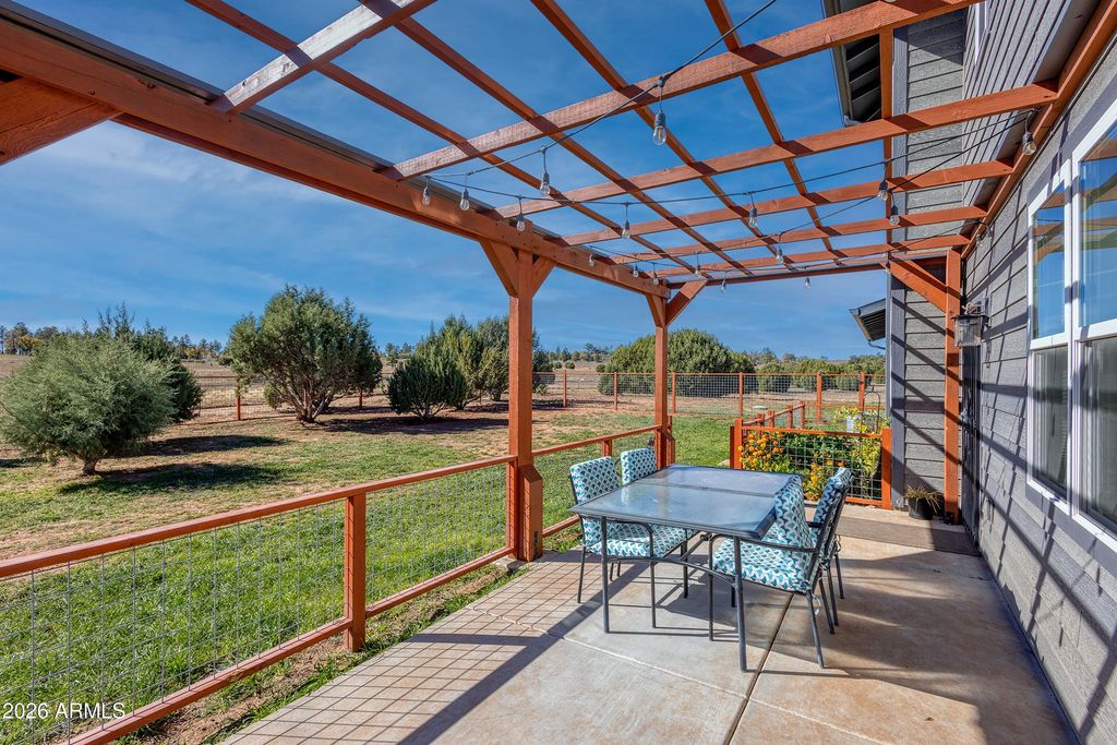 Image 7 of property listing at 1898 Rocky Lane, Show Low, AZ 85901