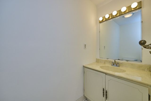 9 Circuit Ln 9, Watertown, MA 02472