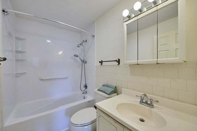 9 Circuit Ln 9, Watertown, MA 02472