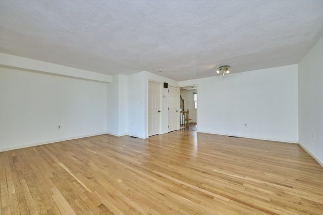 9 Circuit Ln 9, Watertown, MA 02472