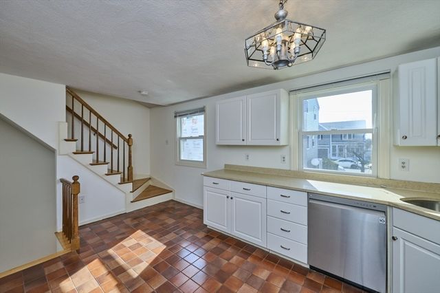 9 Circuit Ln 9, Watertown, MA 02472