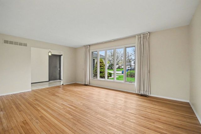 3941 Roslyn Road, Downers Grove, IL 60515