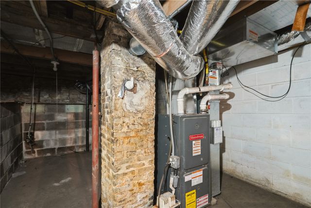 714 E Ave NW, Cedar Rapids, IA 52405