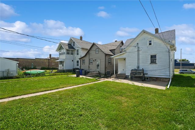 714 E Ave NW, Cedar Rapids, IA 52405