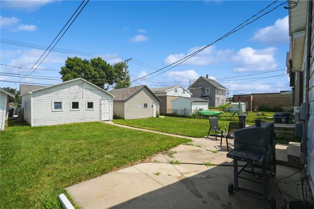 714 E Ave NW, Cedar Rapids, IA 52405