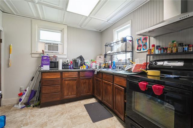 714 E Ave NW, Cedar Rapids, IA 52405