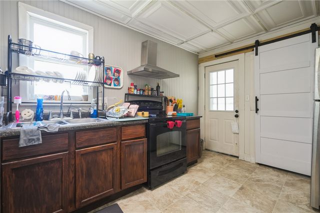 714 E Ave NW, Cedar Rapids, IA 52405