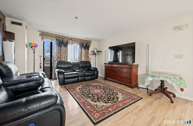 111 Dekoven Drive 202, Middletown, CT 06457