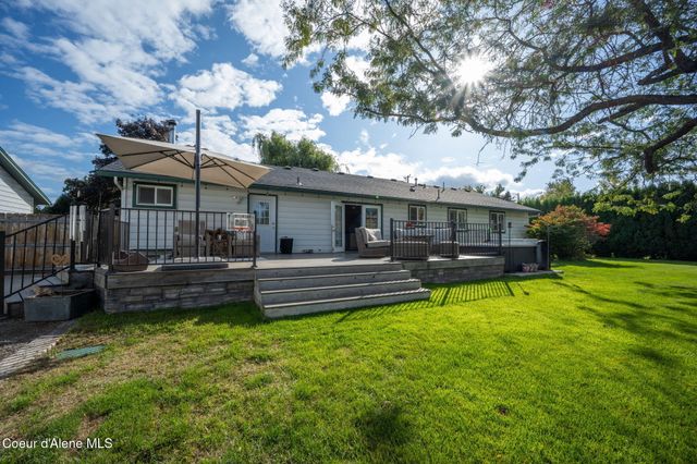 7671 N 4th St, Dalton Gardens, ID 83815