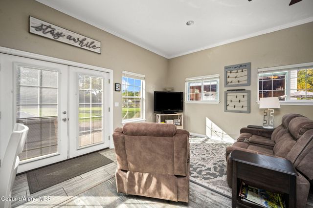 7671 N 4th St, Dalton Gardens, ID 83815