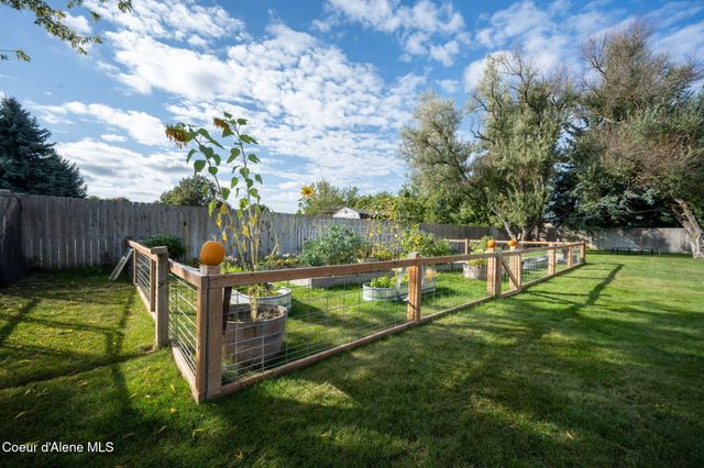 7671 N 4th St, Dalton Gardens, ID 83815