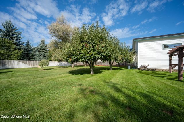 7671 N 4th St, Dalton Gardens, ID 83815