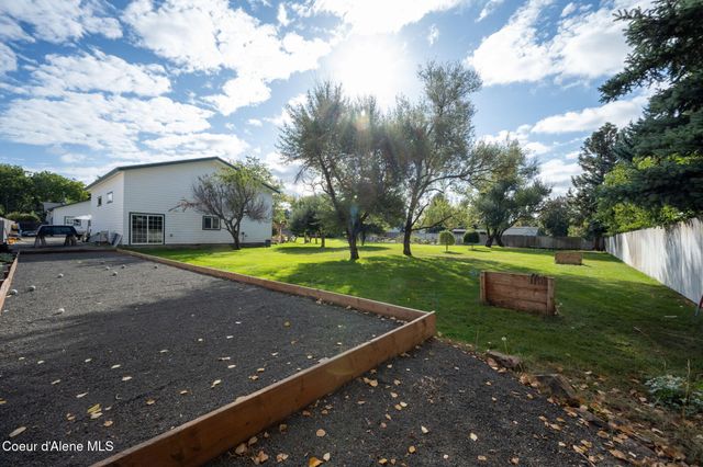 7671 N 4th St, Dalton Gardens, ID 83815
